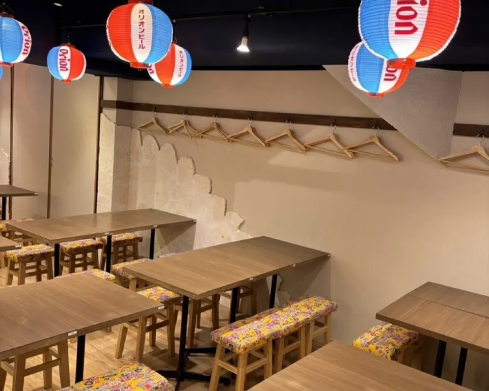 Our restaurant is conveniently located just a four-minute walk from the northwest exit of Yokohama Station. The name of the restaurant, Junimaaru, comes from the Okinawa dialect word "Yuimaru," which means "words of bonds." The restaurant has a relaxed and homey atmosphere. Equipped with counter and table seating, it is perfect for everyday use after work or for drinking parties with friends. All of our staff will do their best to serve you so that you can fully enjoy our carefully selected Okinawan cuisine!