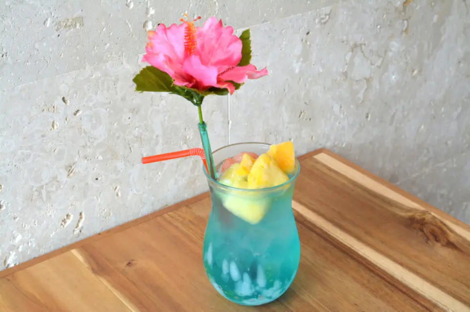 We also have a wide selection of alcoholic beverages that go well with our proud Okinawan cuisine. We have a wide variety of Awamori, including Shinzato, Zanpa Kuro, Kumejima's Kumesen, Kiku no Tsuyu, and Zuisen Koshu Seiryu. Please enjoy it however you like, with water, hot water, soda, or on the rocks. We also have "Habu Sake" with a strong impact from the bottled Habu snake, tropical sours with plenty of fruit, and Sanpin tea, which is popular among women. We can also provide non-alcoholic tropical sours, so please feel free to ask!