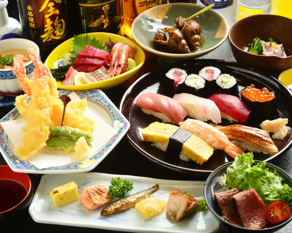 我们有多种酒精饮料可供选择，包括经典啤酒、威士忌、酸酒、烧酒、葡萄酒和鸡尾酒，以满足您的口味和美食。适合搭配海鲜和日本料理的日本酒种类很多，当地的日本酒大约有5种。我们还为限量套餐提供 2 小时无限畅饮选项，非常适合举办各种宴会。享用一顿丰盛的吐司，搭配高品质的握寿司和其他特色菜肴。