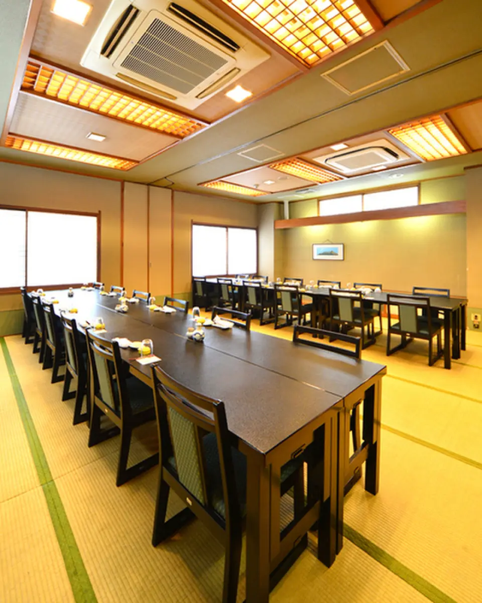 以木纹为主的空间充满了日式风情，设有可以近距离观看手工制作的吧台座位，以及适合与朋友和家人一起用餐的餐桌座位。二楼还设有可容纳20至40人的私人榻榻米房间。这里有一种轻松而平静的氛围，您可以在这里度过没有压力的时光。它可用于多种用途，包括情侣、家庭、朋友的便餐以及公司宴会。