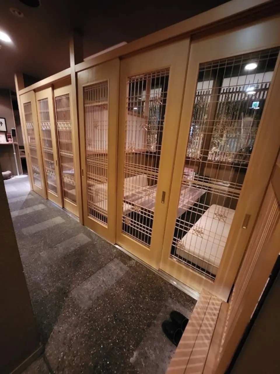 Những gì mở ra ngoài cánh cửa là một không gian thư giãn, nơi bạn có thể thư giãn. Việc chơi nhạc jazz tạo ra một bầu không khí đầy phong cách nhưng yên tĩnh, nơi bạn có thể thưởng thức bữa ăn và trò chuyện. Sự hấp dẫn của các phòng riêng của chúng tôi, nơi bạn có thể cảm nhận được bầu không khí ``Nhật Bản'', là bạn có thể tận hưởng sự riêng tư của mình mà không lo bị người khác nhìn thấy! Nó phù hợp cho mục đích kinh doanh như giải trí, bữa ăn gia đình và các dịp đặc biệt như sinh nhật, ngày kỷ niệm. Xin vui lòng liên hệ với chúng tôi nếu bạn muốn sử dụng nó.