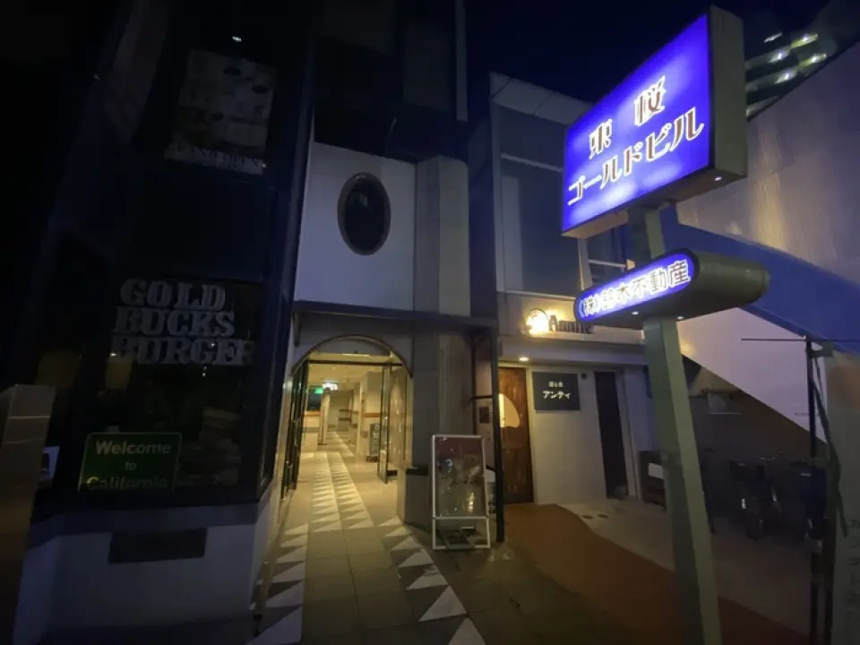 東櫻黃金大廈的招牌是地標♪ 往裡走的話，電梯後面左側就會看到玻璃門♪ 請放心進去♪