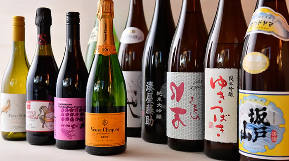 요네코에서는 여러 종류의 캘리포니아 IPA 크래프트 맥주를 탭으로 제공합니다! 또한 일본 전역에서 엄선한 사케와 쇼추도 다양하게 준비되어 있습니다. 사케, 감자, 보리, 쌀 쇼추 등 10가지 종류와 계절별 알코올을 갖추고 있습니다. 와인 저장고에는 전 세계에서 엄선한 와인을 보관하고 있습니다. 또한 구독 회원은 1인(33,000엔) 또는 2인(55,000엔)으로 아침부터 저녁까지 먹고 마실 수 있는 무제한을 즐기실 수 있습니다♪ 엄선한 요리와 함께 좋아하는 음료를 즐겨보세요.