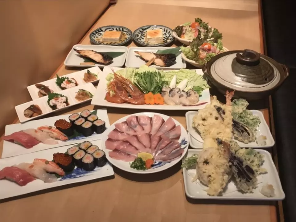 在寿司葵，我们提供采用时令食材的套餐。我们精选每个季节的时令风味，享受厨师精心设计的各种菜肴，创造出让您的灵魂兴奋的内容。请利用它作为与家人、亲戚和朋友一起放松的时间。
