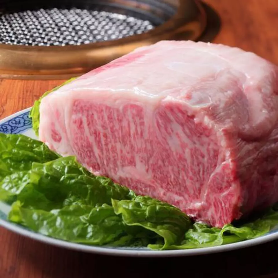 仅使用 A4 和 A5 等级的黑毛和牛菜单。你可以感受到肉的味道和脂肪的甜味。