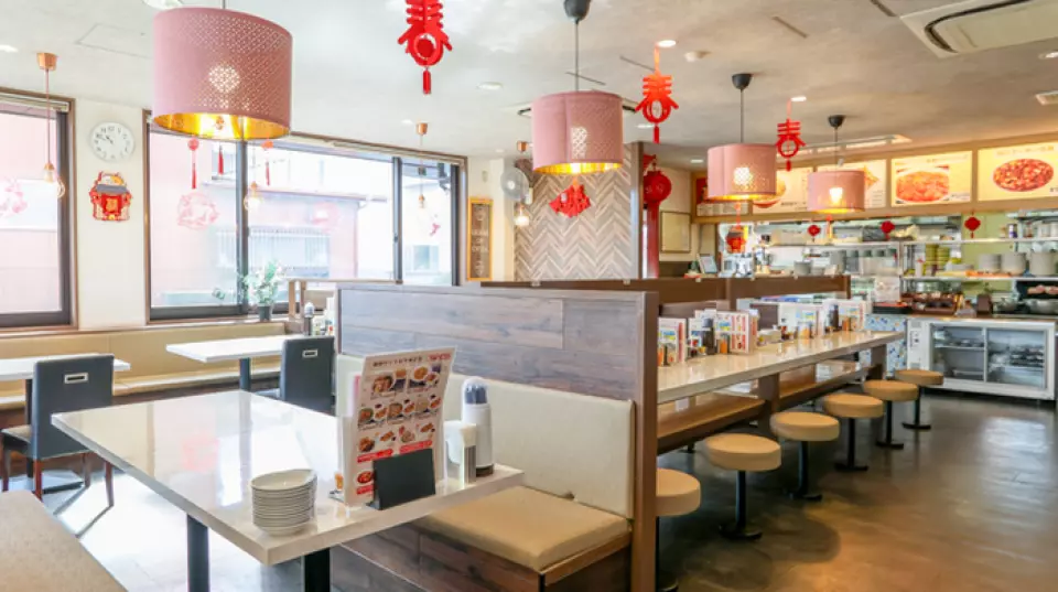 Manchuen, a restaurant that has been loved in Tsurumi since 1955, has newly opened as Samukawa branch! The new and clean interior has a relaxing atmosphere. We have 14 counter seats for solo diners, and 56 spacious tables that are perfect for groups. We can also accommodate large banquets, and can accommodate private parties for 50 or more people. We are open from 11:00am until 11:00pm without a break! Please feel free to come by anytime◎