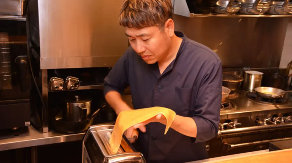出生于福岛县。在银座 Aroma Fresca 和一家私人商店工作后，他在妻子的家乡名古屋开了一家。我们使用从值得信赖的供应商精心采购的食材，创造出简单而温和的意大利美食，讲究香气和味道，并与日本的四个季节相协调。我们不仅接受套餐，还接受单点餐点，我们的理念是让顾客可以随时享用单点餐点，以适应各种人群的情况。