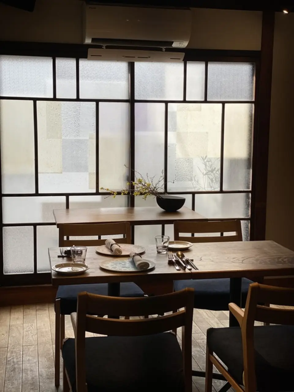 本店位于四家道通，这是一条保留着旧街景的迷人街道。餐厅内部是一栋老民居改造而成，有一种大人隐居的感觉，内部也保留了原来的样子，营造出古色古香的氛围。商店的名字“Olmo”在意大利语中是榉树的意思，整个商店的桌椅都使用这个名字。请在可以感受到木材温暖的安静空间中慢慢享用美食。