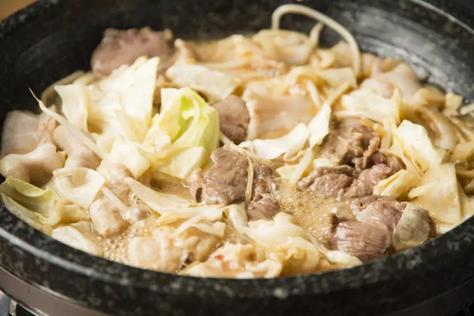 Thịt lợn Shiro Mix, Đùi gà 400 yên (chưa bao gồm thuế) / Lưỡi lợn, Thịt lợn Toro, Má lợn, Thịt lợn Nankotsu, Gan lợn 430 yên (chưa bao gồm thuế) / Bụng lợn, Teppo 450 yên (chưa bao gồm thuế) / Thịt thăn bò 500 yên ( (chưa bao gồm thuế) / misoji thịt bò (600 yên (chưa bao gồm thuế)) và các nguyên liệu khác rồi nướng chúng trong nồi đá để làm Tonchan-yaki!