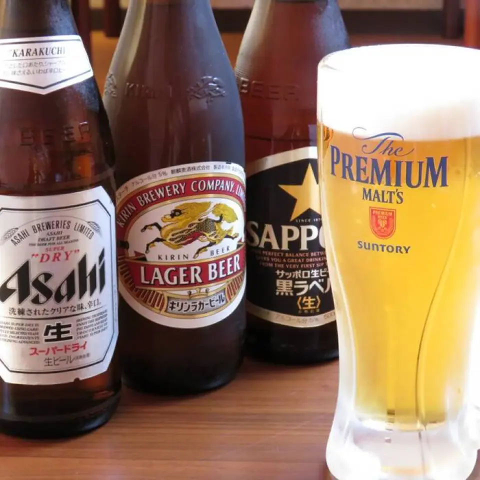 Một chai bia ấm! Chúng tôi có tất cả các loại bia từ Asahi, Kiri và Sapporo! Bạn thích gì?