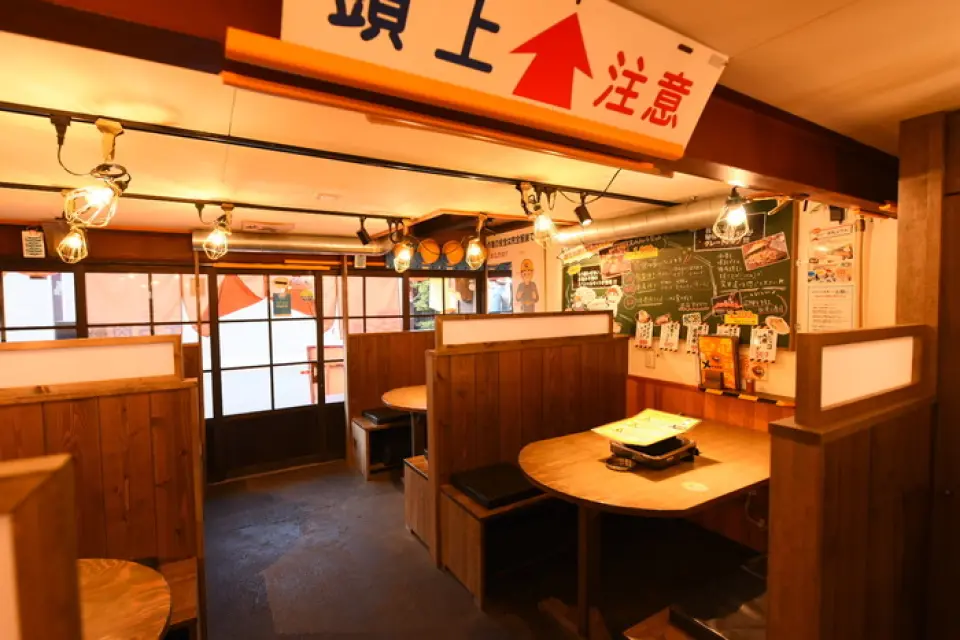以建筑工地为原型的土木风格的娱乐居酒屋[肉食御文土方肉仓]。我们的商店视觉上令人愉悦，整个商店的室内装饰都很幽默，欢迎朋友、同事甚至家人。我们还推荐时尚的二楼，那里气氛平静。如果您想享受完全私人的房间。悠闲地用餐，请随意光临我们的餐厅。我们努力为大家创造一个舒适的空间，开门营业！