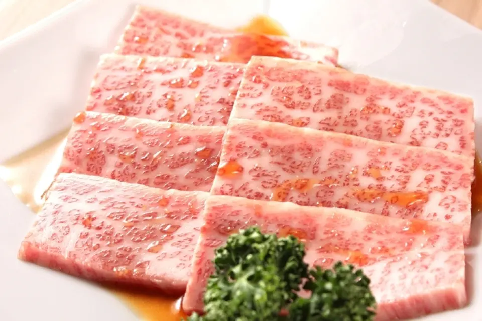 야키니쿠 야스후쿠 본점은 특별히 엄선한 히다소고기를 가장 맛있게 썰어 소금과 소스를 곁들여 제공하고, 가격 대비 좋은 가치를 제공하고자 하는 마음으로 오픈했습니다.