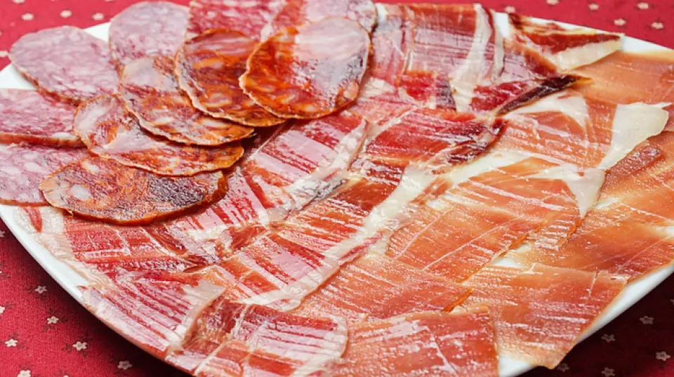 "Jamon Iberico Bellota" is a whole-tree prosciutto imported from Spain. You can enjoy authentic prosciutto purchased by the owner himself. "Carrot Salad," a major Spanish dish, is also a popular dish. Finished with a refreshing homemade dressing, it can be easily eaten by people of all ages, from children to the elderly. It also goes well with alcoholic beverages, and can be eaten with prosciutto and baguettes. Please be sure to order it when you visit our restaurant.
