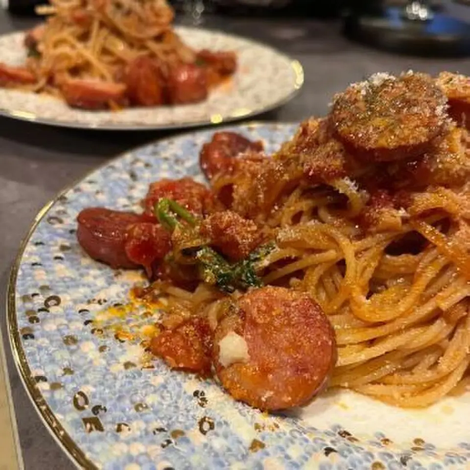 Pasta is the signature dish. The restaurant has ample seating. There are 35 seats in total, including counter seats and spacious sofa seats. Enjoy a lively time at a moms' get-together, girls' night out, company social gathering, birthday party, or any other event! We can also help with preparing celebratory cakes and surprises. Please feel free to contact us if you would like to rent the restaurant exclusively.