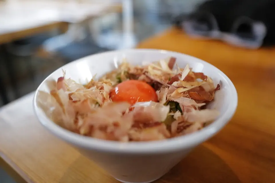 เมนูด้านข้างก็สมบูรณ์แบบเช่นกัน โปรดเพลิดเพลินไปกับเมนูเครื่องเคียงที่คัดสรรมาอย่างดีพร้อมกับราเมนของคุณ