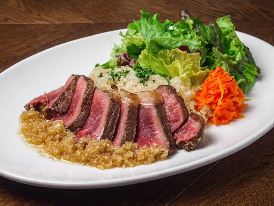 At lunchtime, the popular garlic rice plate, which goes perfectly with the popular sirloin steak (limited to 30 servings), is popular! We also offer steaks made from Japanese black beef and French Charolais beef! Steak frites and cheese fondue style are only available at the Karuizawa store!