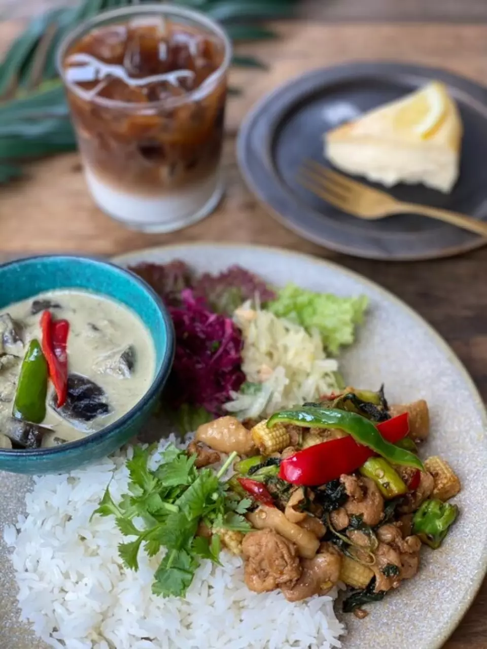 A plate menu packed with all of our specialties, where you can enjoy rich green curry, gapao rice, and tom yum pho all at once. There are also six other types of plates to choose from, including a plate with cheesecake and a drink, and a Vietnamese pho plate.