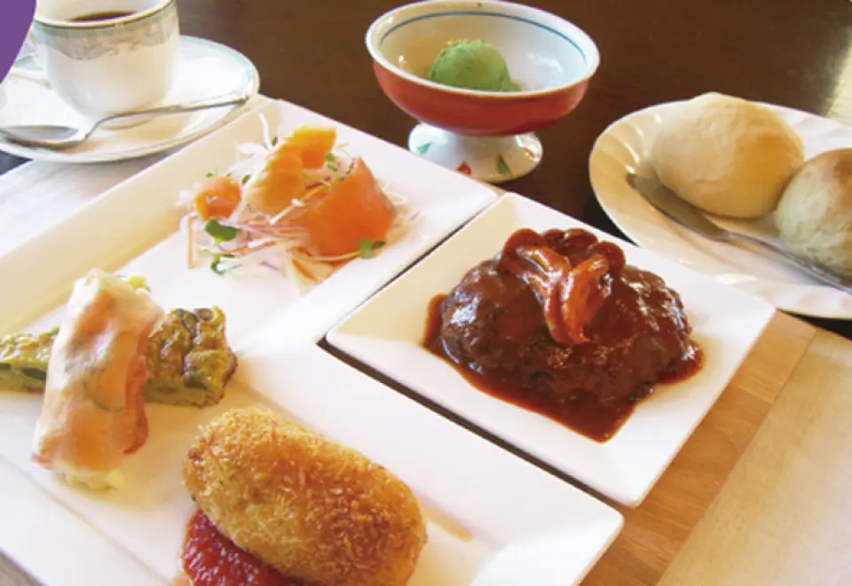 The main dishes, side dishes, rice dishes, bread, and desserts are all handmade by the chef at Monogatari. With just one bite, each dish is warm and comforting, and the flavors fill your mouth. From the classic stewed hamburger steak to the traditional special hayashi rice and the garlic rice that was brought to the forefront from the secret menu, there are a la carte dishes, as well as sets and courses, so you can choose the one that suits your mood.