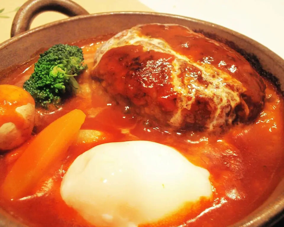 Among the many dishes handmade by the chef, the most popular is the Stewed Hamburger, which is only available as part of a set. You can tell just by looking at it that this plump and thick hamburger is made by the chef by hand! It weighs a whopping 200g. In addition to the hamburger meat, we also offer a rich demi-glace sauce, which is made by hand. Serve it piping hot with a crumbled soft onsen egg and fresh vegetables.