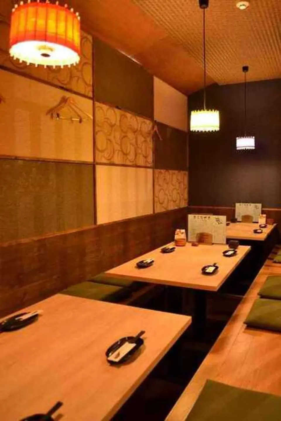 Chỗ ngồi bán riêng phổ biến của chúng tôi dành cho 2 đến 12 người và bạn có thể yên tâm tận hưởng! Ngoài ra còn có bàn ghế có thể chứa tới 30 người, hoàn hảo cho những bữa tiệc lớn. Bên trong cửa hàng còn có một bể cá và bầu không khí gợi nhớ đến một khu chợ!