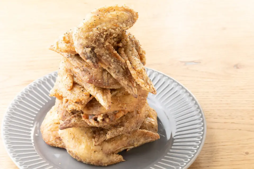 We use chicken wings that are a size larger than other restaurants! After being thoroughly soaked in our homemade sauce, we add plenty of our original black pepper spice, so it's not too spicy like other restaurants! It's so delicious that you can't stop eating it one after another.
