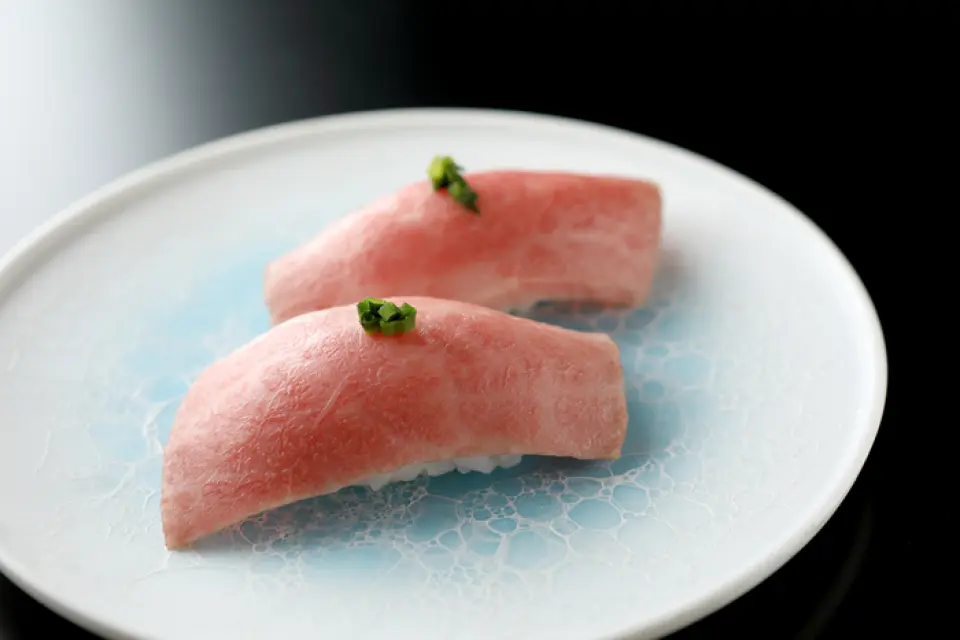 我們也提供各種生魚片和握壽司，採用基於多年經驗的可靠肉類儲存技術。請在涮鍋和壽喜燒之間點餐。我們還提供各種餐點和甜點。