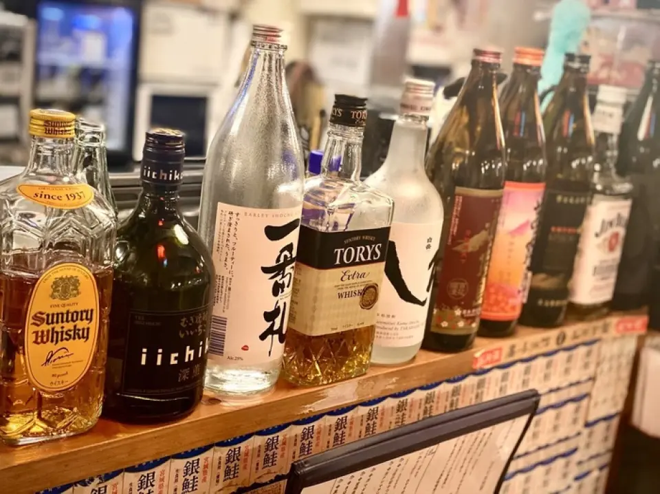 请与菜肴一起享用日本酒。我们与当地酒专卖店的店主一起精心挑选的阵容令人自豪！我们常备有3种清酒库存，主要是来自各个地区的纯米和纯米大吟酿，还有隐藏的宝石。我们还提供丰富的饮品菜单，包括啤酒、烧酒和苏打水。另外还有无限畅饮的套餐，如果您想尽情畅饮的话，请一定要来看看！一起吃喝玩乐，度过一段美好的时光！