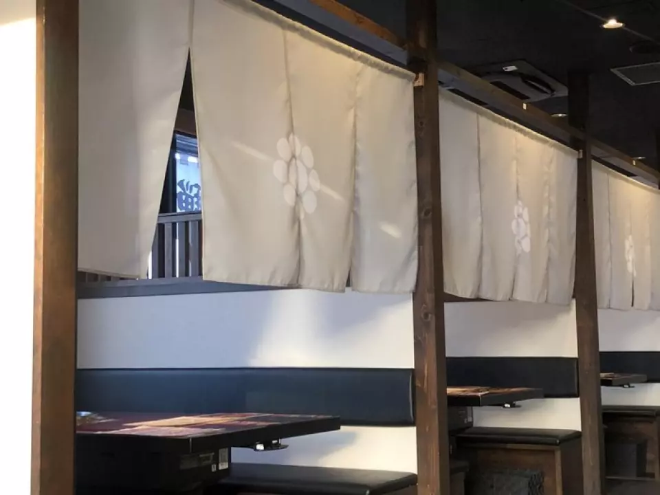 如果您在岐阜Hemori尋找有包廂的烤肉店，就來烤肉神吧♪本店可容納3代人一起享用，店內設備齊全，包間最多可容納40人，是您的不二之選。聚會。請用於忘年會、歡迎會、送別會、新年會、女生會等各種宴會。