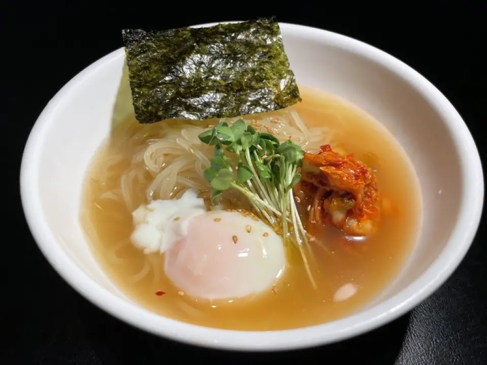 除了主菜烤肉之外，还有其他种类丰富的烧烤菜肴和单点菜肴。我总是以冷面结束我的烤肉餐！不是有很多人这么说吗？冷面，面条有嚼劲，不酸。加入醋调味即可享用。