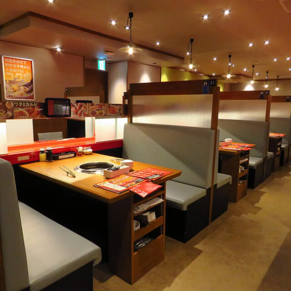 Nhà hàng có bàn ghế dành cho các bữa tiệc uống rượu và tiệc yakiniku. Bảng điều khiển cảm ứng được lắp đặt ở mỗi ghế để khách hàng có thể dễ dàng sử dụng cửa hàng. Sau khi đặt hàng, thịt sẽ được giao qua đường cao tốc. Trong khi trò chuyện với bạn bè, hãy nướng thịt trên vỉ nướng ngay tại chỗ ngồi của bạn và thưởng thức bữa tiệc uống rượu hoặc bữa tiệc yakiniku với loại rượu yêu thích của bạn. Ngoài các món đơn lẻ, chúng tôi còn cung cấp các gói yakiniku ăn thỏa thích và gói đồ uống thỏa thích, vì vậy vui lòng sử dụng chúng cho phù hợp với dịp của bạn. * Bức ảnh là một ví dụ.