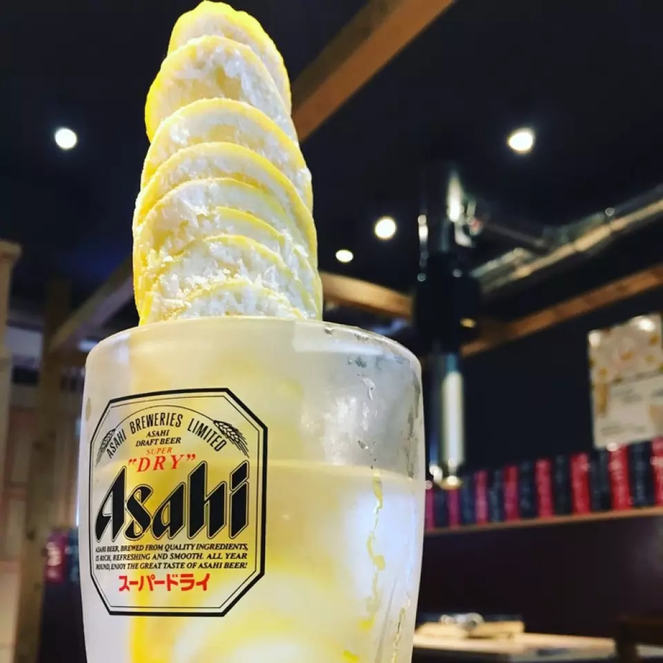 Perfect for Instagram!? A frozen lemon sour that is irresistible for lemon lovers. There is no doubt that the refreshing lemon sour goes perfectly with hot meat!
