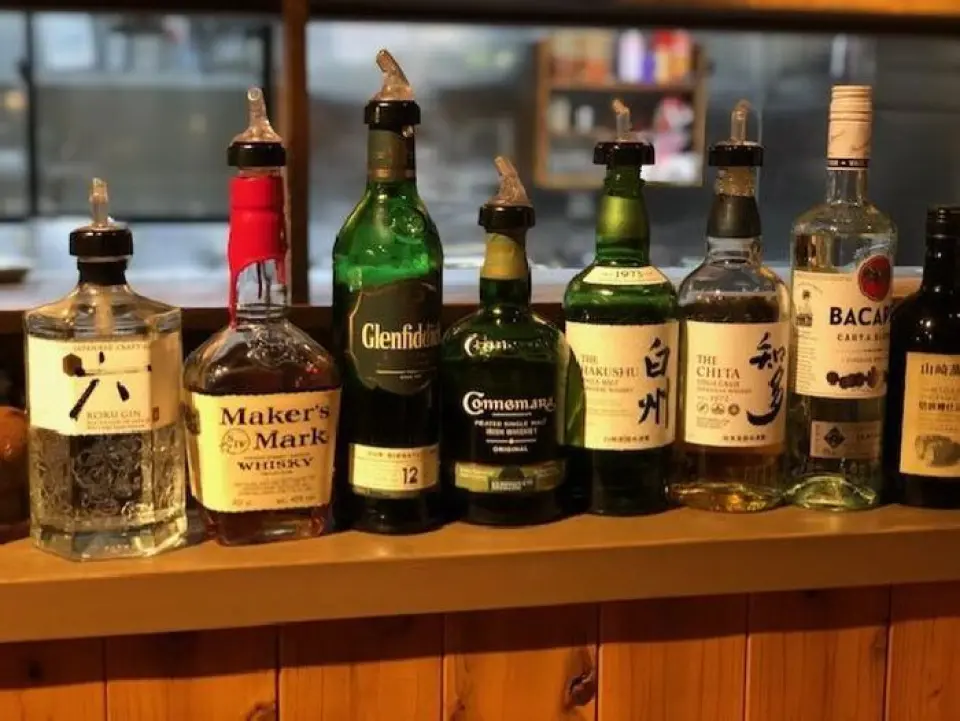 您還可以享用各種飲料和精心挑選的肉類。特別是，在清酒方面，我們提供直接從附近啤酒廠購買的品牌，例如我們的小淵澤分店所在的山梨縣的七軒，以及長野縣的真澄。我們也提供精選的當地產葡萄酒和威士忌，因此請盡情享受與您的食物搭配的樂趣。我們還提供適合女性的雞尾酒以及“熱卡西斯”和“熱檸檬水”等溫飲。
