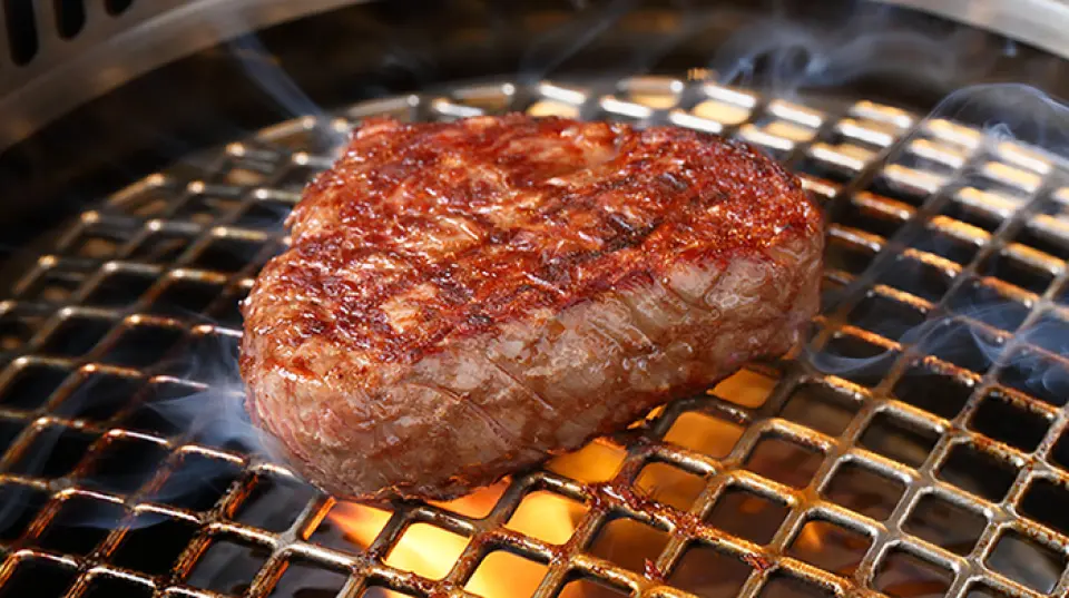 The recommended "thick-cut grilled steak" is grilled in front of the customer, with each cut about 2-3cm thick. By thoroughly grilling the surface, the juices and flavor are sealed in. Enjoy to your heart's content, from standard cuts to rare cuts. The "seared" is a masterpiece, grilled quickly on both sides for about 3 seconds each. The meat is seasoned with a homemade sauce, giving it a melting texture and the flavor of aged beef. Please give it a try.
