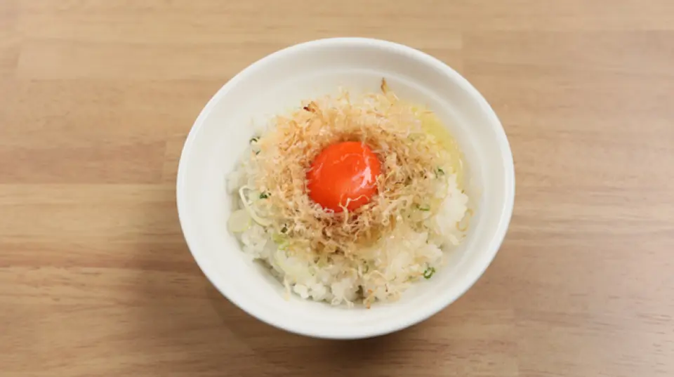 最受欢迎的盖饭“Premium TKG”是用严选的品牌鸡蛋制成的鸡蛋柿五饭，颜色呈亮橙色，味道浓郁。通过使用经过精细切削的鲣鱼片，口感和风味得到了进一步的提升！这是一道您应该与拉面一起享用的菜肴，混合了我们特制的甜辣酱油。从儿童到美食家，请尝试我们精心挑选的副菜单。另外，不要错过不寻常的配料菜单，例如烤鸭叉烧和“切碎的紫洋葱”。