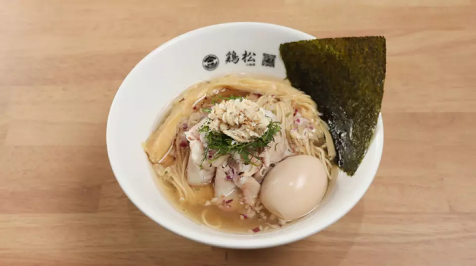 “特制黄金鲷鱼盐拉面”是小田原城下町店限定的限定菜单。从金鲷鱼中提取的油使汤的味道浓郁，味道浓郁。此外，香浓的鲷鱼和叉烧与洋葱和紫苏相得益彰，带来清爽的味道。面条经过精心排列，让您可以用眼睛和舌头来享受。请尝试一下这个美味的杯子。我们还推荐「特制鸡鸭沾面～海带腌​​制～」！
