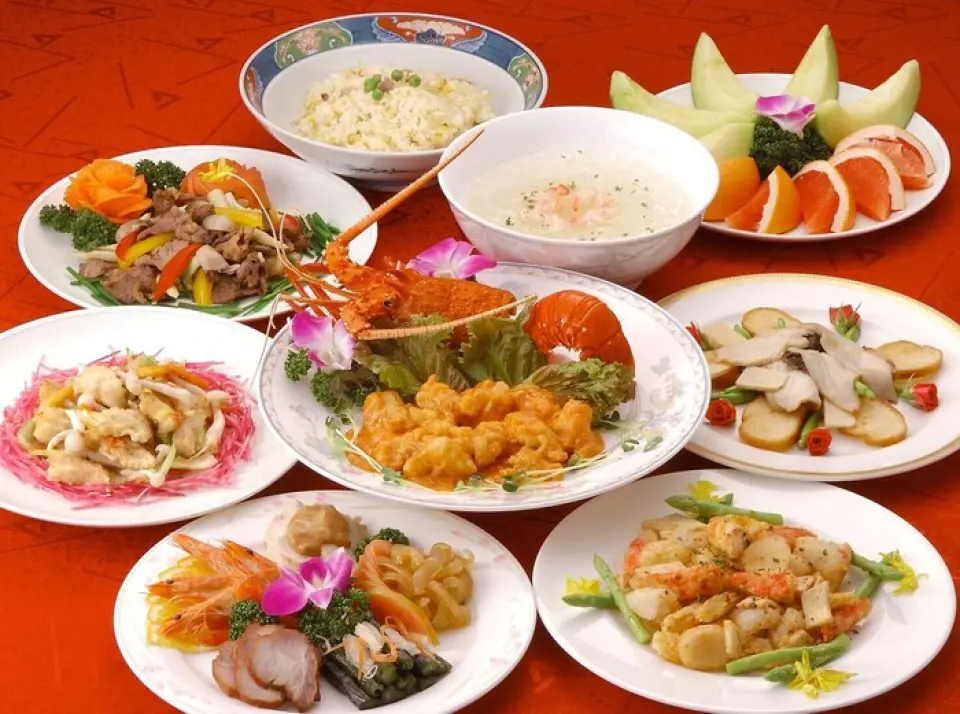 嚴選全國各地時令食材烹調的正宗中華料理。我們推薦的兩道菜以合理的價格提供令人滿意的菜餚，內容會根據季節而變化。以本店最愛的「紅燒魚翅」為主菜的「紅燒魚翅」套餐8品7,000日圓，是充滿本店魅力的豪華套餐。還可以追加無限暢飲，非常適合迎送會、娛樂、特別慶典等各種場合。