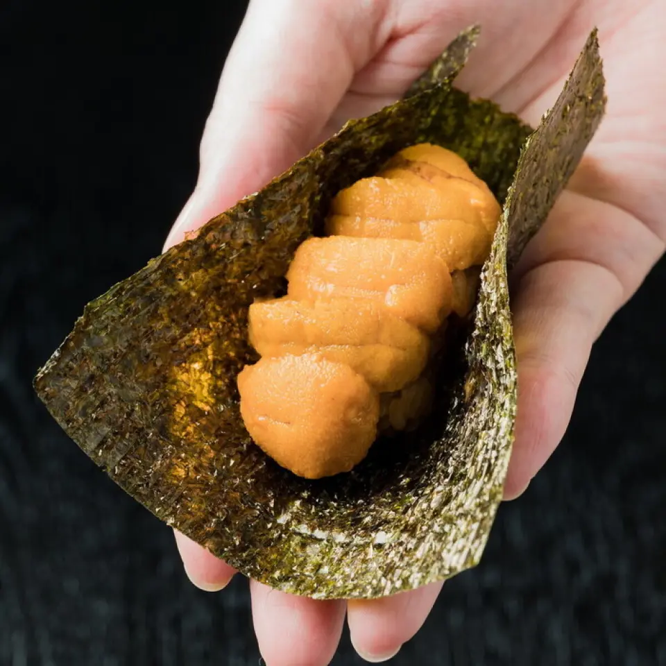 每人限购1瓶！味道浓郁的超豪华“Uni Dog”虾夷巴芬海胆。用新鲜海胆包裹新鲜烤海藻制成的杰作。请享受它在口中融化的至高时刻。螃蟹是北海道最受欢迎的海鲜之一。以天妇罗和烧烤等多种方式享用我们精心挑选的螃蟹。