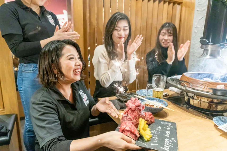 We can make a surprise cake out of meat, commonly known as a "meat cake," if you make a reservation in advance. We will add a name or message to the plate and send it to a loved one along with music. The meat cake is available for 1,000 yen and will be served with the actual meat you ordered.