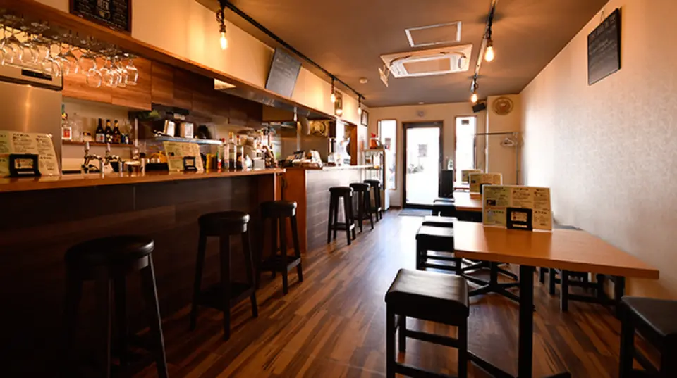本店位于从辻堂车站步行即可到达的茅崎樱道沿线，是附近的人可以轻松地作为用餐的替代店！我们不仅提供套餐和小吃菜单，还提供甜点，因此您可以与带孩子的家人或伴侣一起享用。这家餐厅由一对夫妇经营，以干净的白色内饰为主，设有8个吧台座位和10个餐桌座位，气氛温馨。当然，也欢迎您一人使用或酒会前的0.5聚会使用！