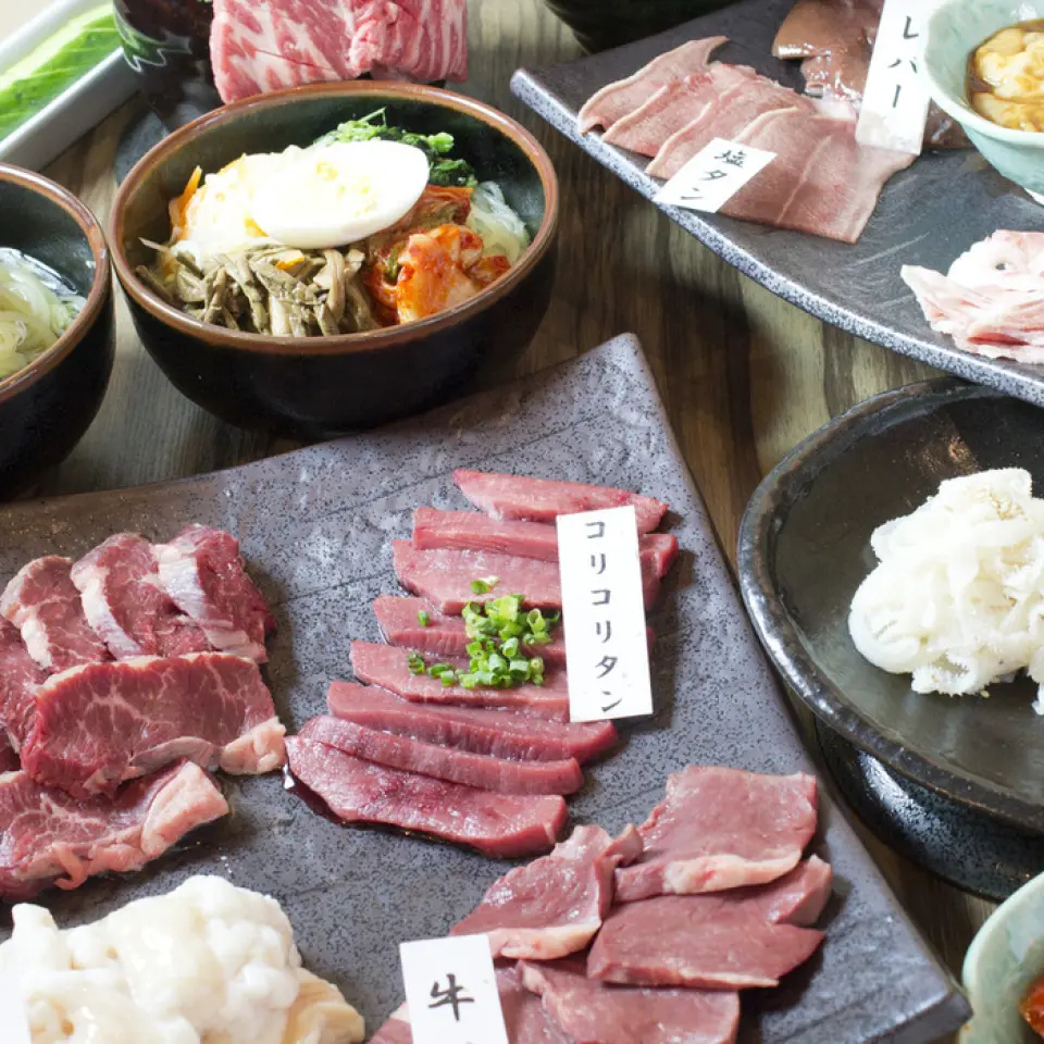 It's perfect for banquets such as year-end and New Year parties, as well as various other gatherings. It can accommodate from two people, so please feel free to use it for small meals! We have yakiniku and motsunabe courses available.