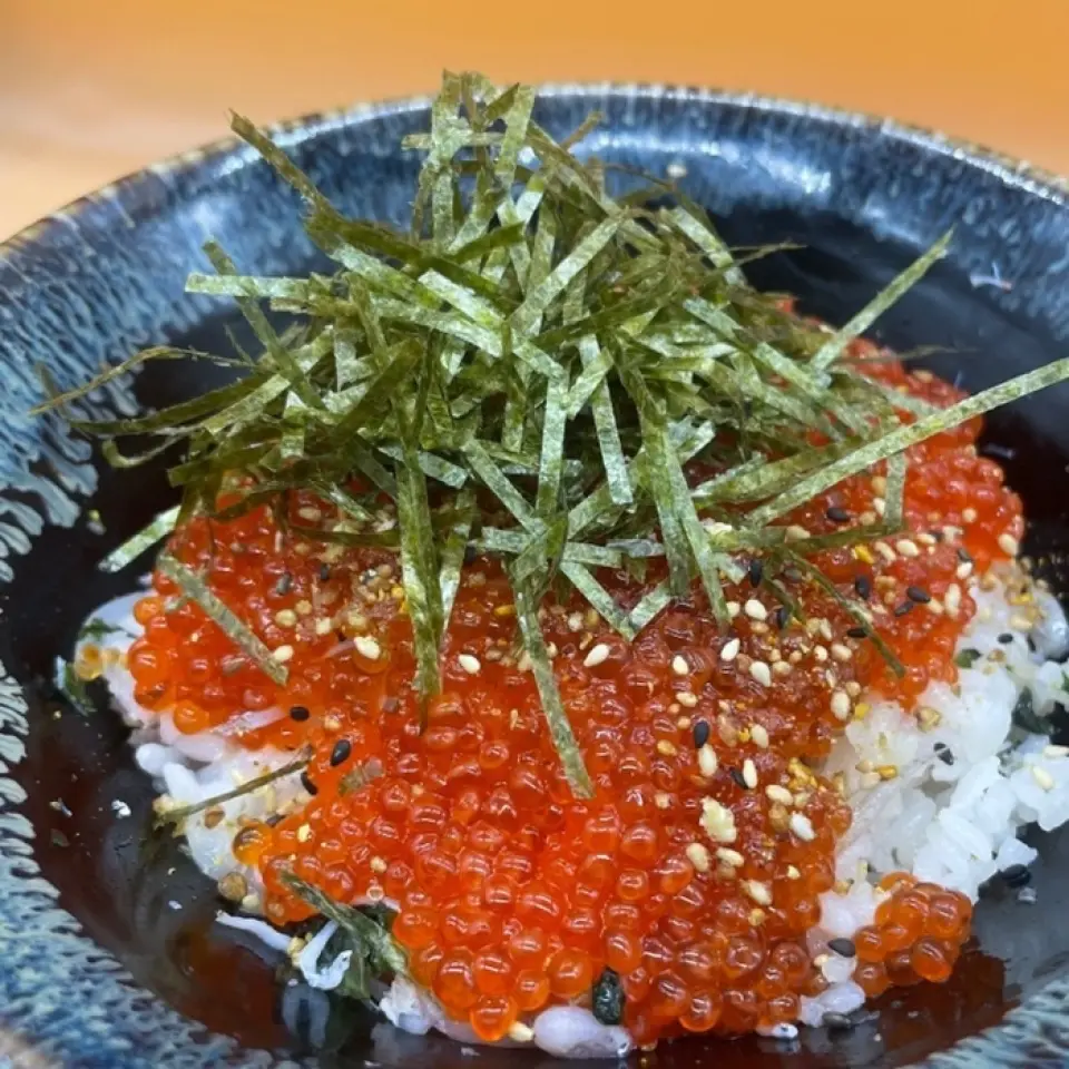 我們準備了使用大量鎌倉新鮮食材製成的色彩繽紛的“蓋飯菜單”，全部都配有湯！ 「鎌倉名產生白魚蓋飯（1,390日元）」是我們引以為傲的菜餚，上面鋪滿了大量新鮮的銀魚，沒有任何異味！另外，最推薦的是“湘南幸海鮮丼”，即使逛累了，也能品嚐到銀魚、螃蟹、鮭魚子等6種海鮮，根據當天的採購情況也有所不同。能給自己充電了♪