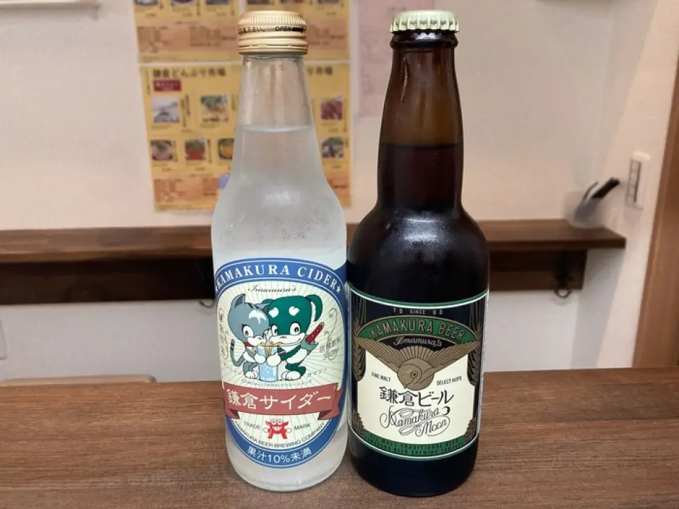 請一邊享用我們的招牌海鮮和肉類，一邊享用飲料。推薦鎌倉特有的「鎌倉啤酒（890日圓）」和「鎌倉蘋果酒（450日圓）」。當天口味和心情的飲品菜單！吧台設有12個座位，小巧的餐廳很容易光顧，所以何不在觀光時或下班後喝一杯呢？