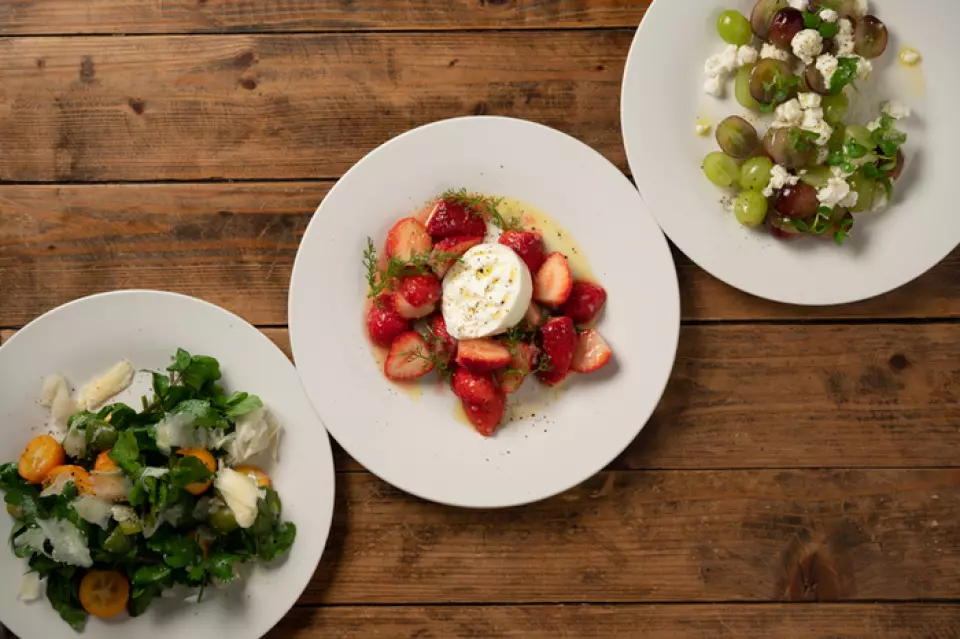 The "Fruit and Burrata Salad" is a proud dish that almost all customers order, made with fruits delivered directly from the farm. The fresh Italian cheese and seasonal fruits go perfectly together, and are sure to look great on Instagram. Another popular dish is the "Mushroom Omelette Bruschetta," a creamy omelette made with homemade mushroom paste and served on sourdough after an order is placed. Enjoy it with freshly grated cheese.