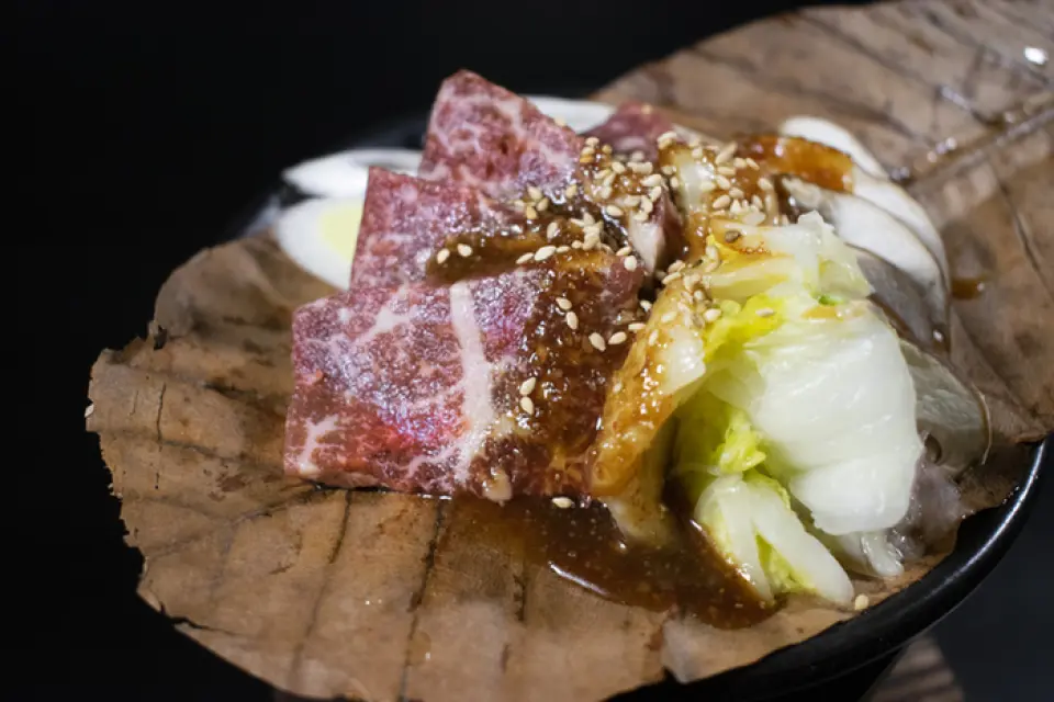 您還可以在我們的餐廳享用從高山著名烤肉店 Akariya 購買整頭肉的飛鎢牛肉，享受 A4 和 A5 等級的各種優質肉類的奢華。名產“沾物牛排”，以及使用自家製的“飛鎢牛臉頰葉味噌”等，飛鎢當地的美食也很豐富。