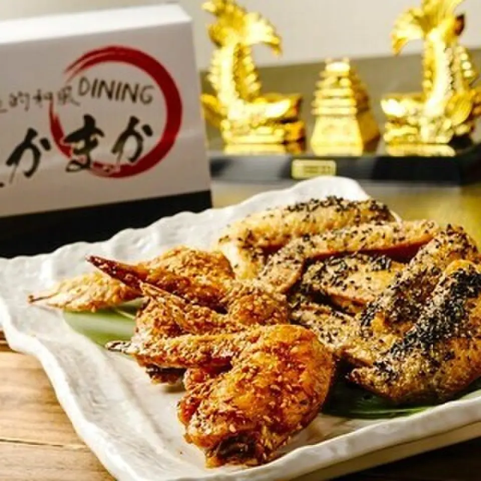 The popular "Golden Tebasaki (chicken wings) and Silver Tebasaki (chicken wings)" menu items at the main store of "Nagoya-style Japanese Dining Makamaka," which has been featured on TV interviews and has been visited by many celebrities, can also be enjoyed at "Kaisen Kushiage Makamaka." You can also enjoy other Nagoya dishes such as miso katsu (pork cutlet) and dote stew, and feel free to come by yourself or for a group drinking party.