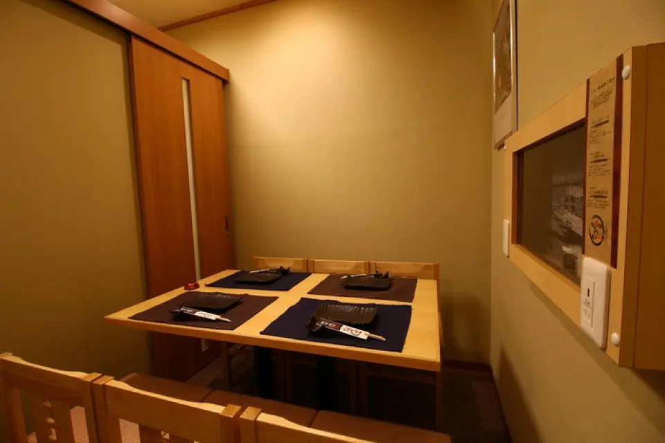 Our restaurant is conveniently located just a 5-minute walk from Sakae Station. The wooden interior creates a relaxing Japanese atmosphere. You can relax and enjoy your meal and drinks. We have counter seats perfect for solo diners or dates, as well as table seats perfect for small gatherings. Our fully private rooms, available for 3 or more people, are recommended for private meals and drinking parties. We also accept mid-sized banquets for up to 12 people. Year-end and New Year parties are most welcome! Please make a reservation.