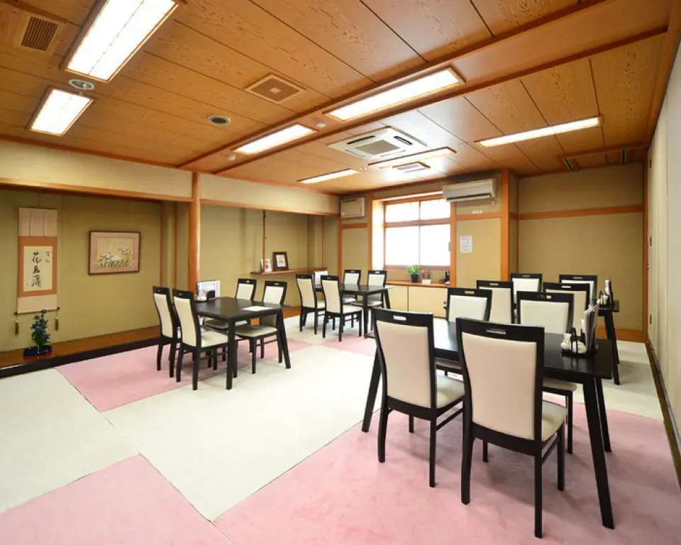 Our restaurant has an attractive interior with a Japanese feel. The spacious and comfortable interior has fully private rooms that can accommodate small to large groups. The atmosphere is relaxing for everyone, regardless of age or gender, and is perfect for a wide range of occasions, including banquets, memorial services, celebrations, and engagement parties. Please enjoy your private time without worrying about those around you.