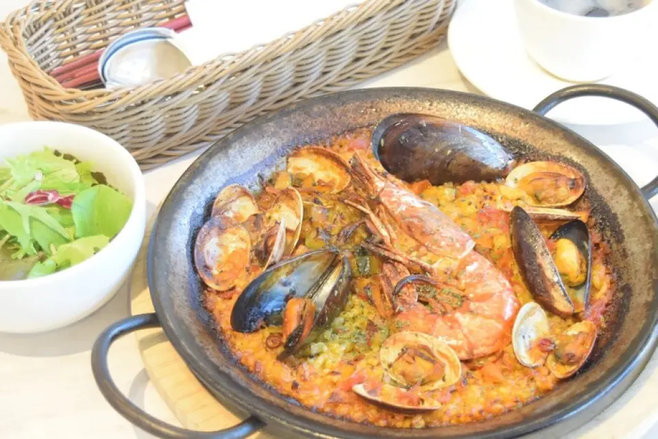 ความภาคภูมิใจของเราคือ Paella ของเรา นี่คืออาหารเมดิเตอร์เรเนียนสูตรพิเศษที่อัดแน่นไปด้วยรสชาติของอาหารทะเล เต็มไปด้วยท็อปปิ้งและไส้! ใช้เวลาอบประมาณ 20 นาที แต่ข้าวจะมีกลิ่นหอมและคุณสามารถรับประทานได้อย่างเอร็ดอร่อย เพลิดเพลินกับอาหารทะเลให้จุใจด้วยจานที่สวยงามนี้ที่จะตกแต่งโต๊ะของคุณไม่เพียงแต่สำหรับเมนูอาหารกลางวันเท่านั้น แต่ยังรวมถึงแผนงานปาร์ตี้ด้วย