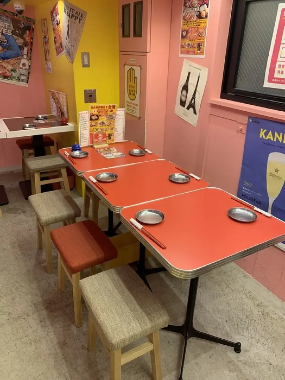 《吧台》最多可容纳7人，也可站着《餐桌》最多可容纳20人 绝对值得晒成Instagram的餐厅空间