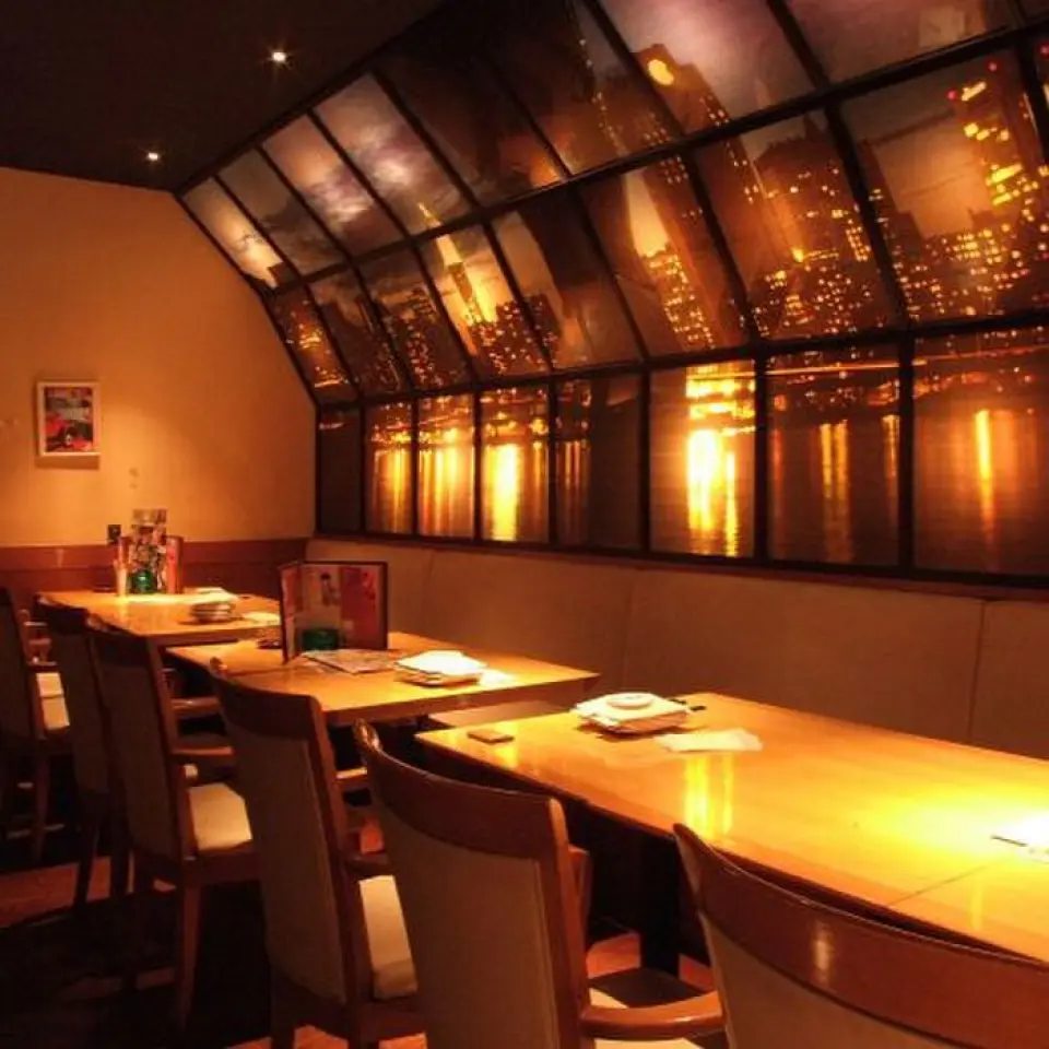 店內燈光溫暖，氣氛柔和，非常適合放鬆或小酌一杯。您可以忘記一天的疲勞，享受美味佳餚。